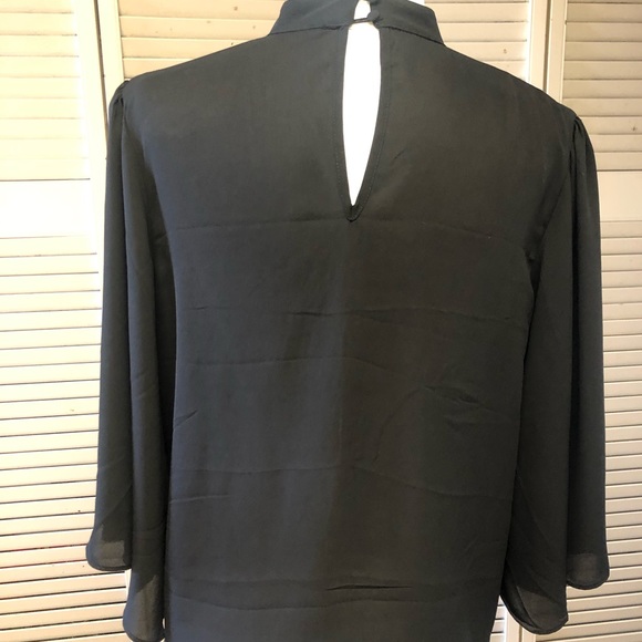 Black 100% Modish One polyester top. V cut in front. Wide sleeves.  Size XL. - Picture 3 of 8